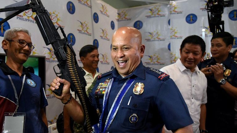 الرئيس الفلبيني رودريجو دوتيرتي والسيناتور ديلا روزا