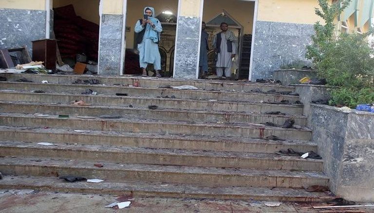 آثار الدمار تتبدى على مسجد استهدفه داعش في أفغانستان