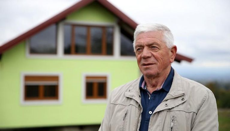البوسني فوجين كوسيتش أمام المنزل الذي بناه لزوجته