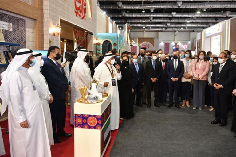 الرئيس المصري عبدالفتاح السيسي في أثناء زيارته لمعرض تراثنا في مصر