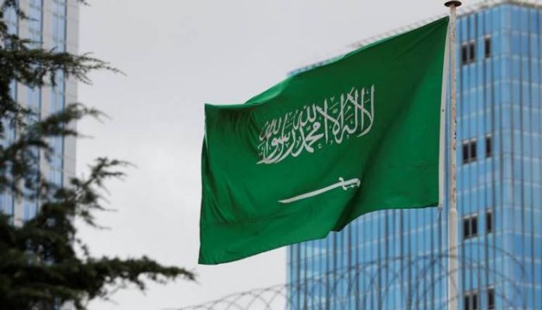 علم المملكة العربية السعودية يرفرف في شوارع الرياض