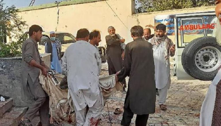 أفغان يحملون أحد ضحايا تفجير قندوز - سي بي إس 