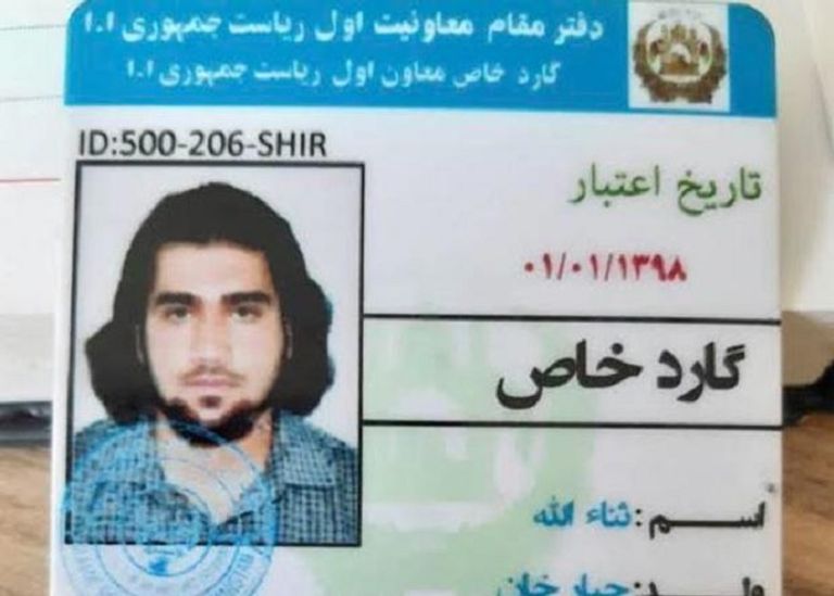 أفغان يحملون إحدى ضحايا تفجير قندوز - سي بي إس