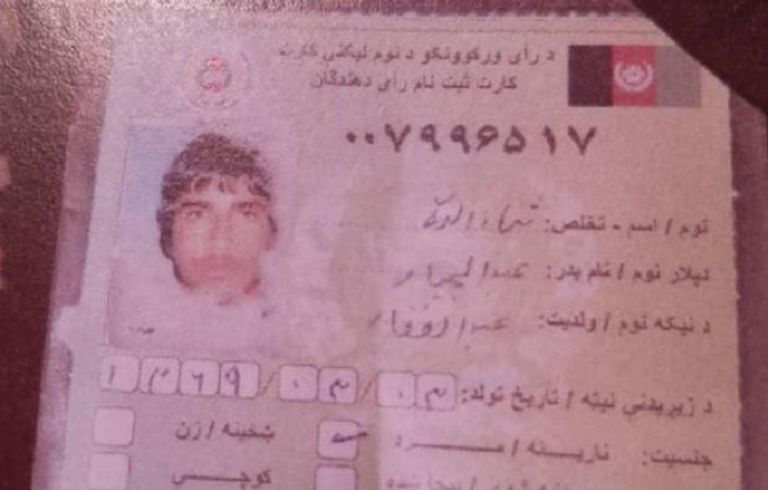أفغان يحملون إحدى ضحايا تفجير قندوز - سي بي إس