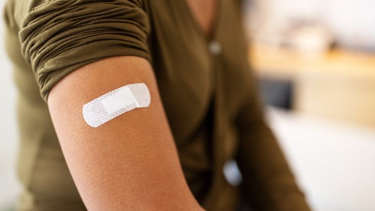 شخص يتلقى لقاح كورونا- أرشيفية