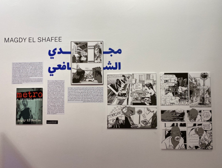 زوار المعرض يشاهدون أحد الأعمال المشاركة