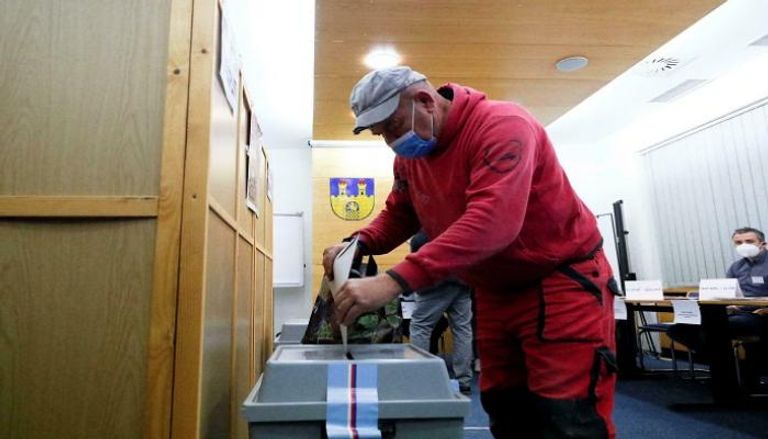 جانب من عمليات التصويت في الانتخابات التشيكية- أ.ف.ب