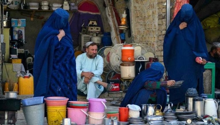 أفغانيات في متجر لبيع الاغراض المستعملة في قندهار - أ.ف.ب