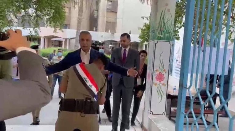 تفتيش الكاظمي.. مشاهد لافتة في انتخابات العراق