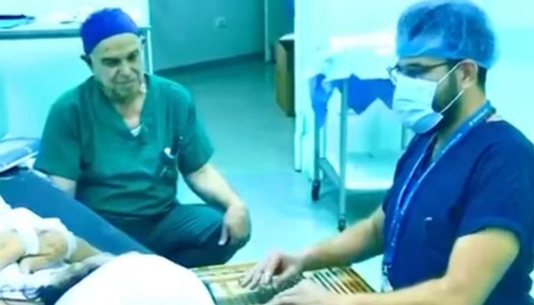 الطبيب اللبناني عمر الأعور أثناء العزف