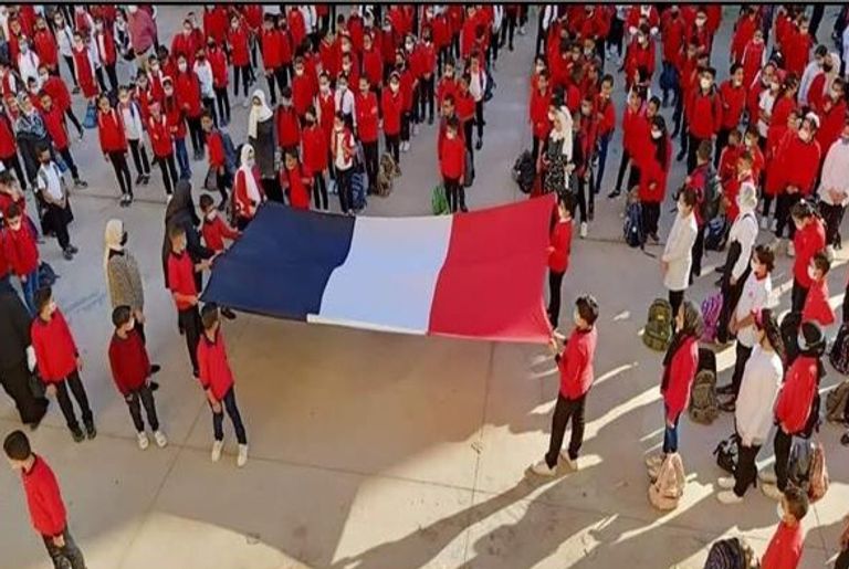طفل يبكي أمام المحافظ في أول أيام الدراسة