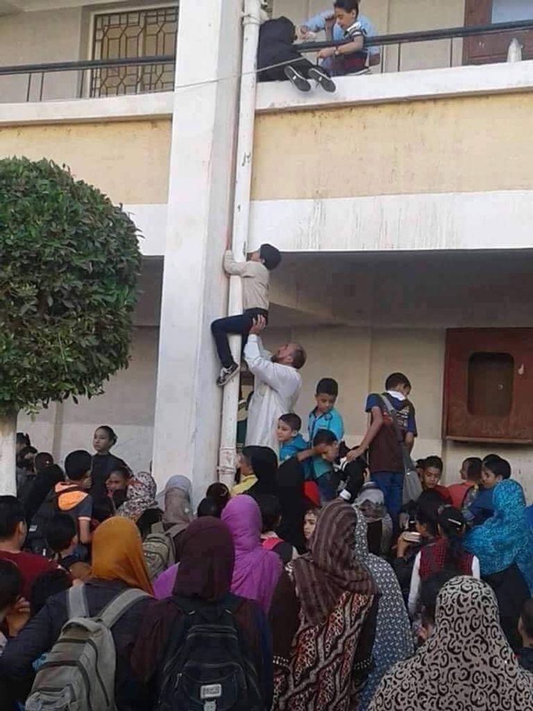 طفل يبكي أمام المحافظ في أول أيام الدراسة