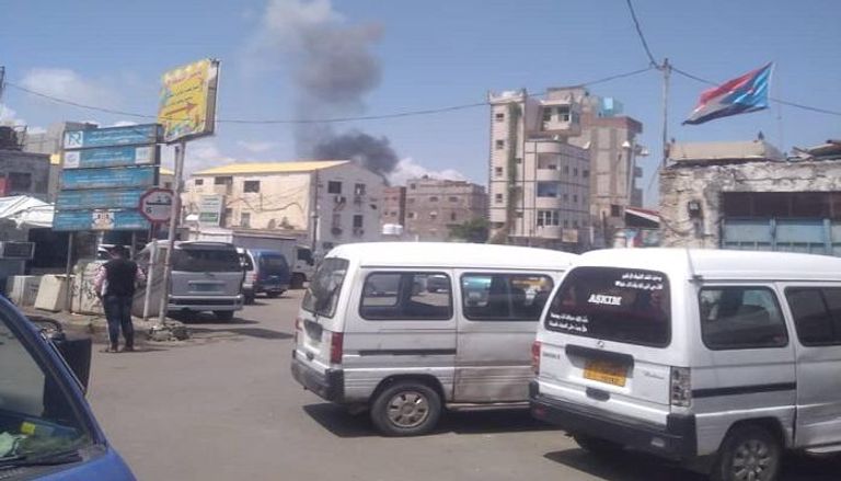دخان يتصاعد من منطقة الانفجار في عدن 