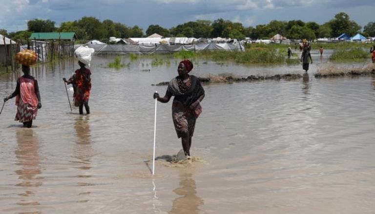مواطنات من جنوب السودان يسرن في مناطق غمرتها الفيضانات