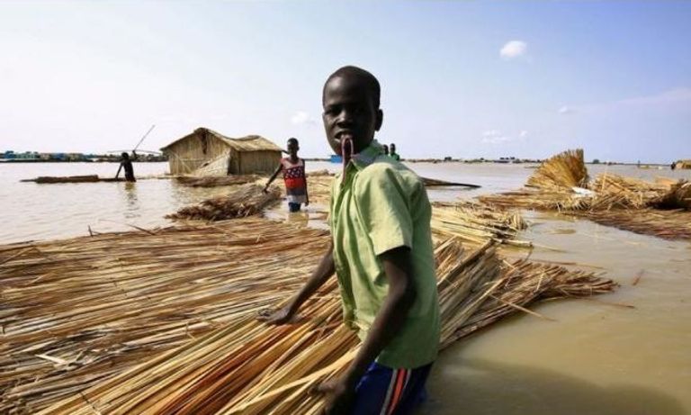 مواطنات من جنوب السودان يسرن في مناطق غمرتها الفيضانات