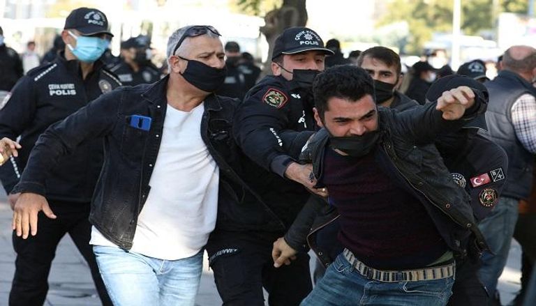عنف الشرطة التركية ضد المتظاهرين في أنقرة