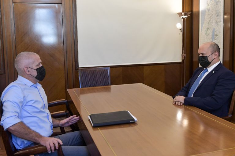 رئيس الوزراء الإسرائيلي (يمين) ورونين بار