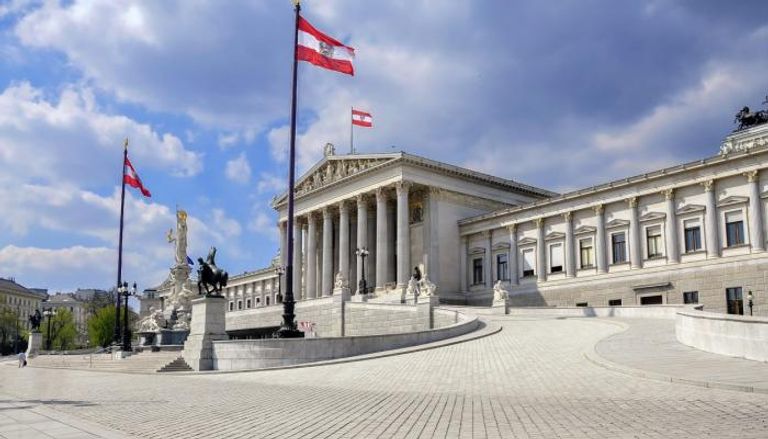 يؤدي مستشار النمسا الجديد اليمين في مبنى البرلمان