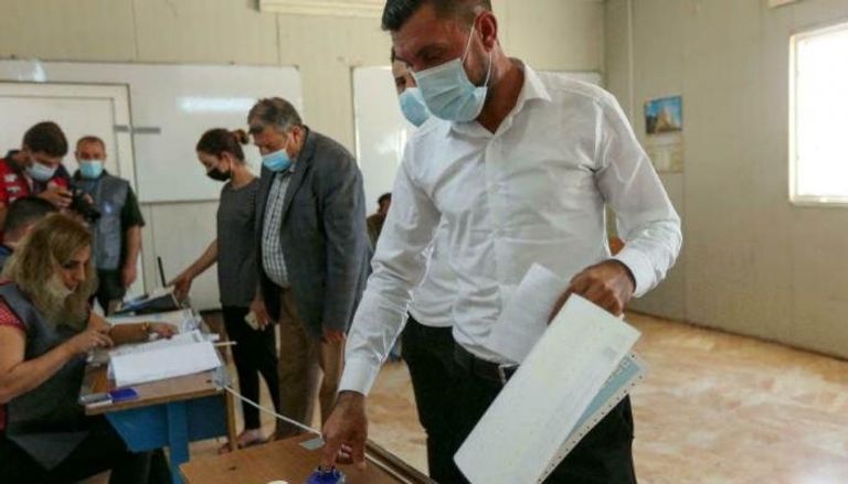 ناخبون يدلون باصواتهم في الانتخابات العراقية التشريعية 2021