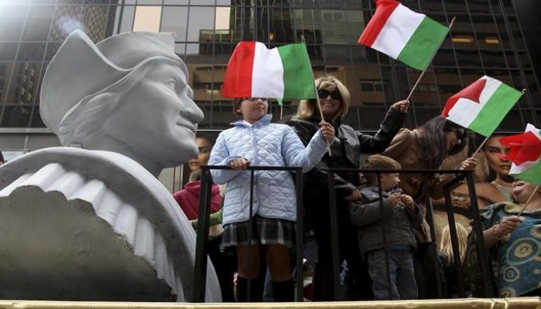 عدد من أبناء الجالية الإيطالية بجوار تمثال كولومبوس أثناء الاحتفال