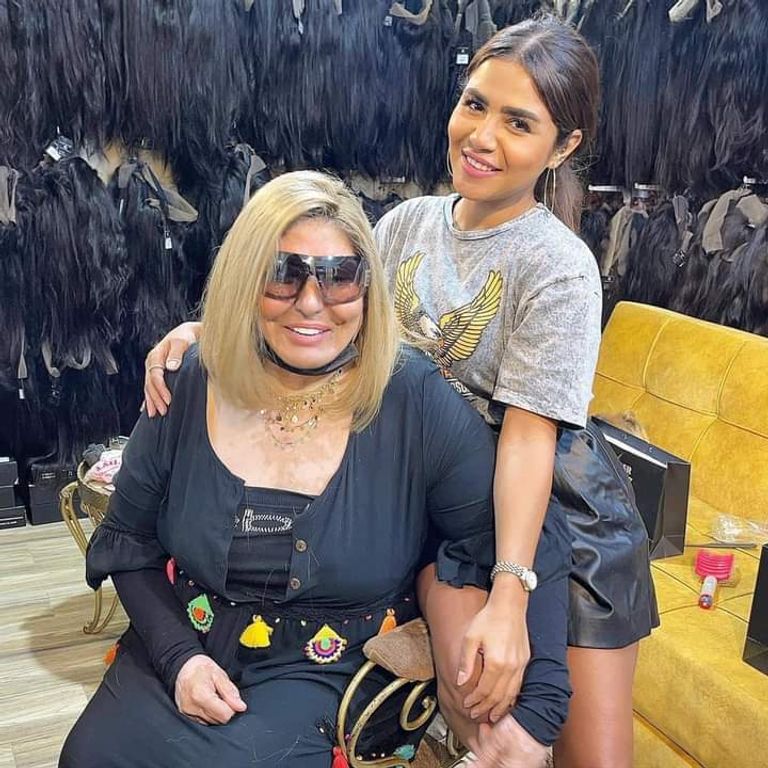 سهير رمزي مع خبيرة التجميل