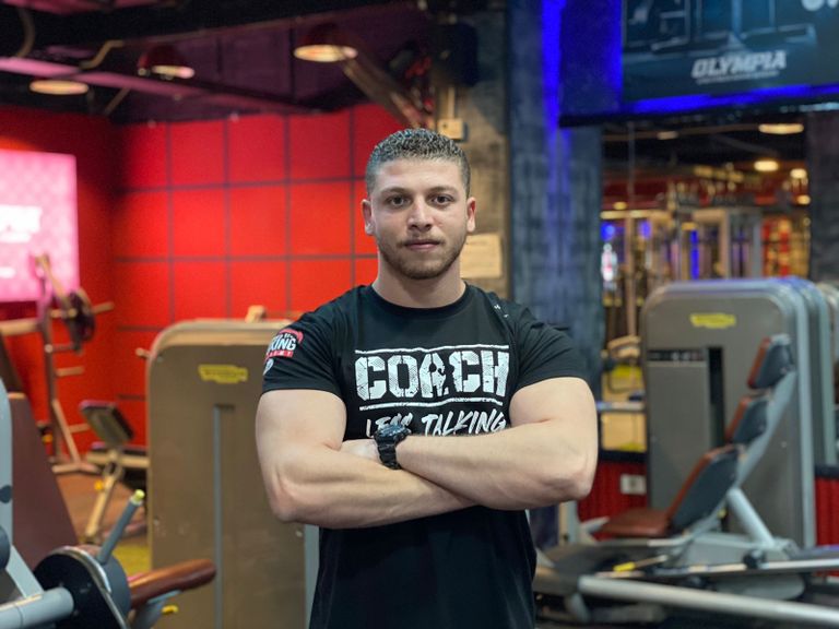 المصري بيج رامي يتوسط متسابقين في عروض أداء ببطولة مستر أولمبيا