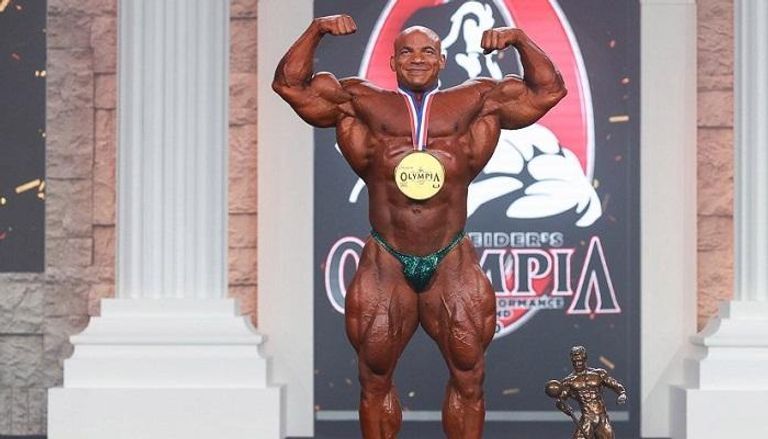 المصري بيج رامي يتوسط متسابقين في عروض أداء ببطولة مستر أولمبيا