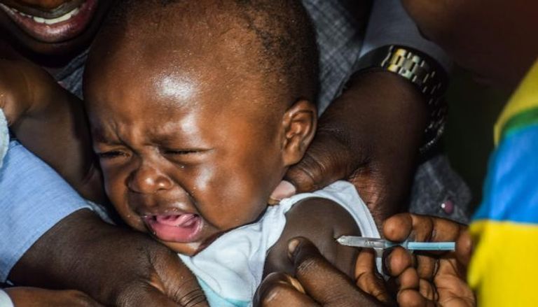 طفل يحصل على تطعيم ضد الملاريا في أفريقيا