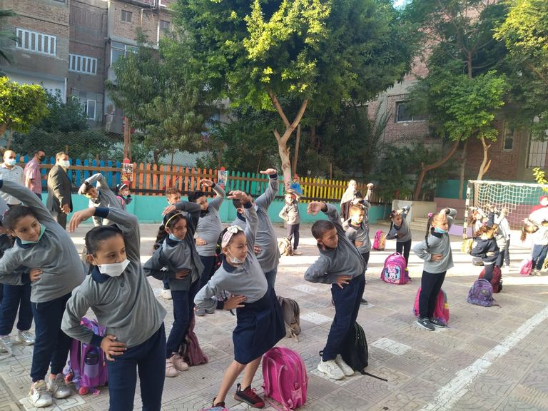 طالبات بإحدى مدارس القاهرة صباح أول أيام العام الدراسي