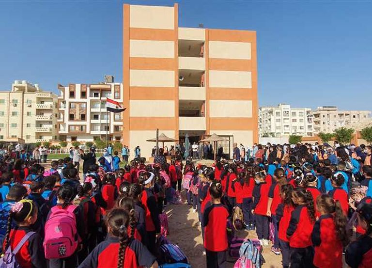 طالبات بإحدى مدارس القاهرة صباح أول أيام العام الدراسي