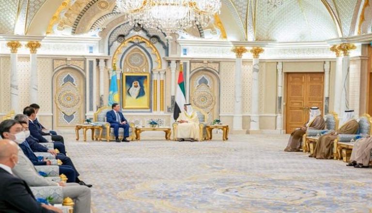 الشيخ منصور بن زايد آل نهيان خلال استقباله لرئيس وزراء كازاخستان