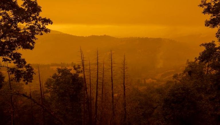 الدخان الكثيف يغطي المناظر الطبيعية في ولاية كاليفورنيا الأمريكية