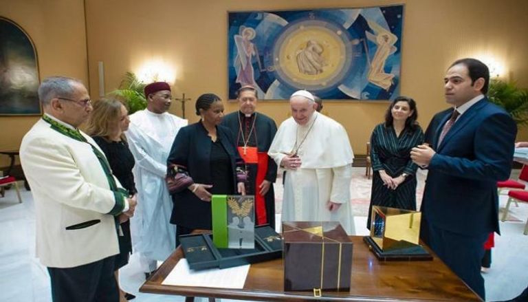 قداسة البابا فرنسيس يتسلم درع جائزة زايد للأخوة الإنسانية