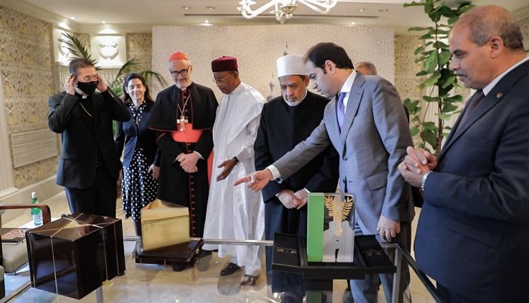 قداسة البابا فرنسيس يتسلم درع جائزة زايد للأخوة الإنسانية