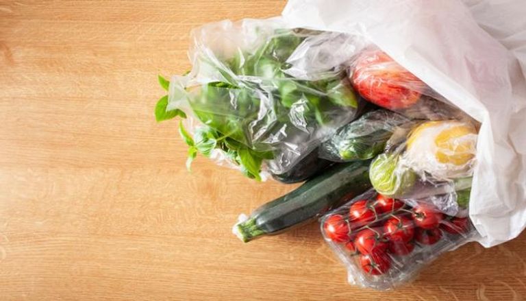 فرنسا تحظر التغليف البلاستيكي للفاكهة والخضراوات- أرشيفية
