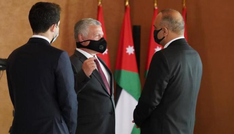 الملك عبدالله الثاني وولي عهده رفقة رئيس الحكومة الأردنية- أرشيفية