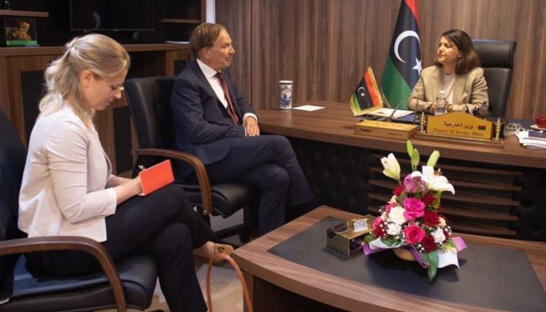 جانب من لقاء وزيرة خارجية ليبيا المنقوش والسفير الهولندي. (خارجية ليبيا)
