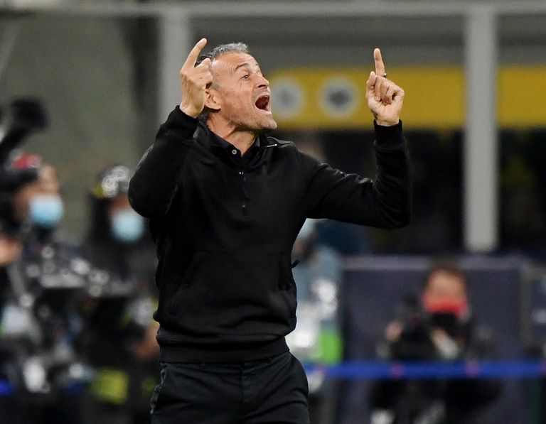 لويس إنريكي مدرب منتخب إسبانيا لويس إنريكي يحيي لاعبيه