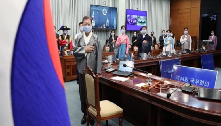 الرئيس الكوري الجنوبي مرتديا الهانبوك في اجتماع وزاري 