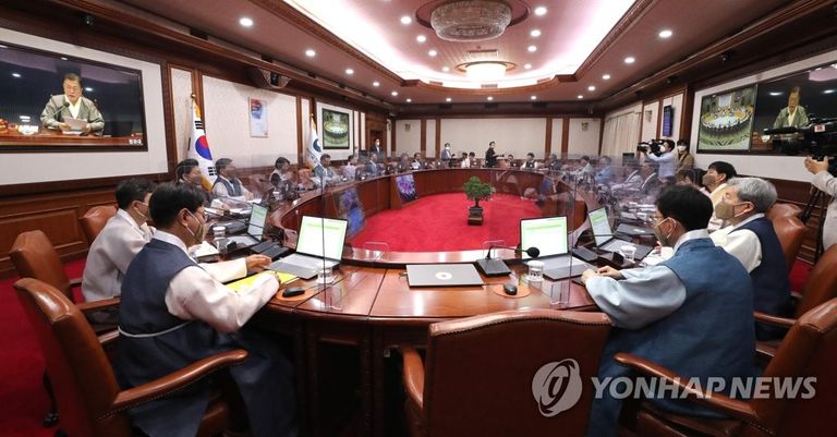 الرئيس الكوري الجنوبي مرتديا الهانبوك في اجتماع وزاري