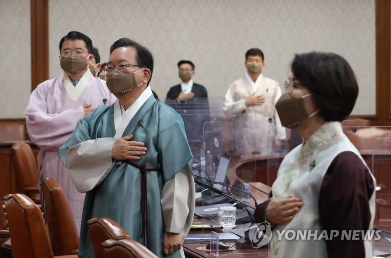 الرئيس الكوري الجنوبي مرتديا الهانبوك في اجتماع وزاري