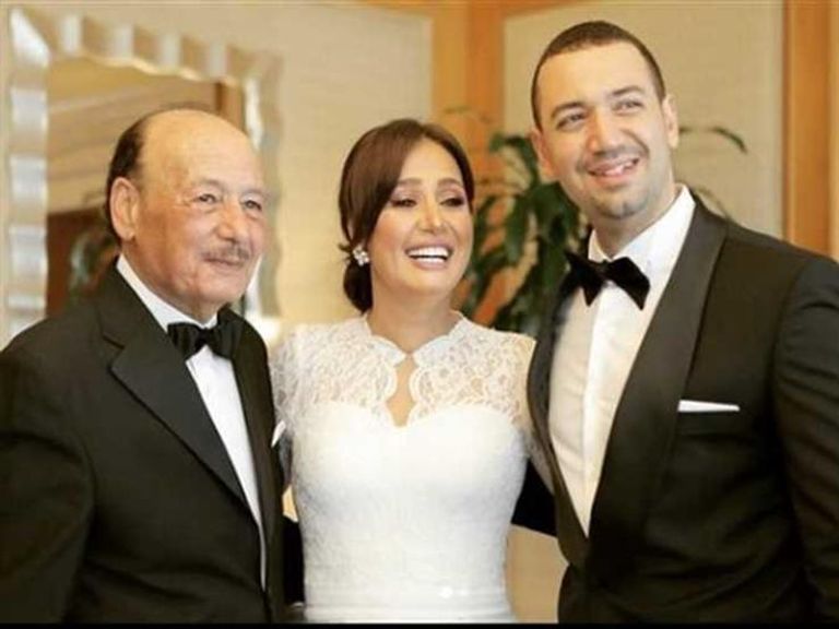 حلا شيحة ومعز مسعود مع والدها الفنانة المصرية حلا شيحة