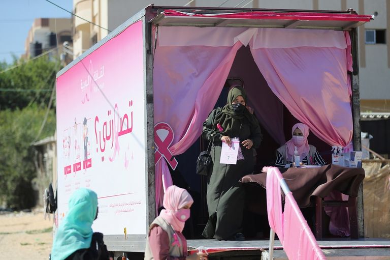 حملة للتوعية بسرطان الثدي في غزة