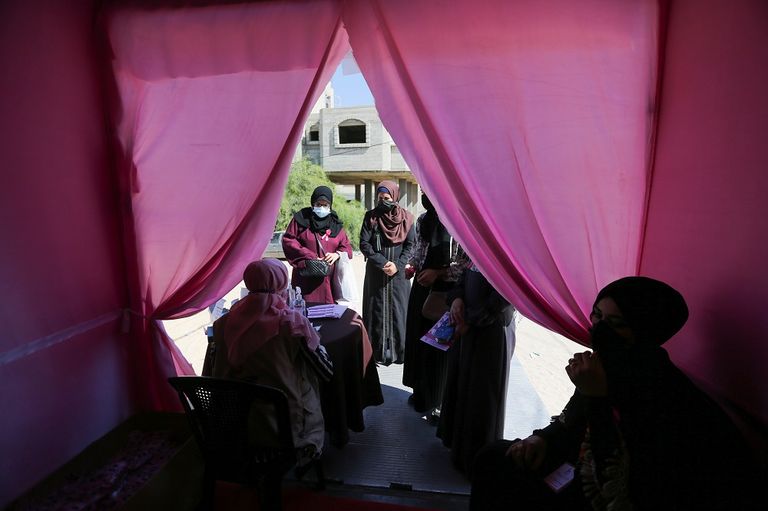 حملة للتوعية بسرطان الثدي في غزة