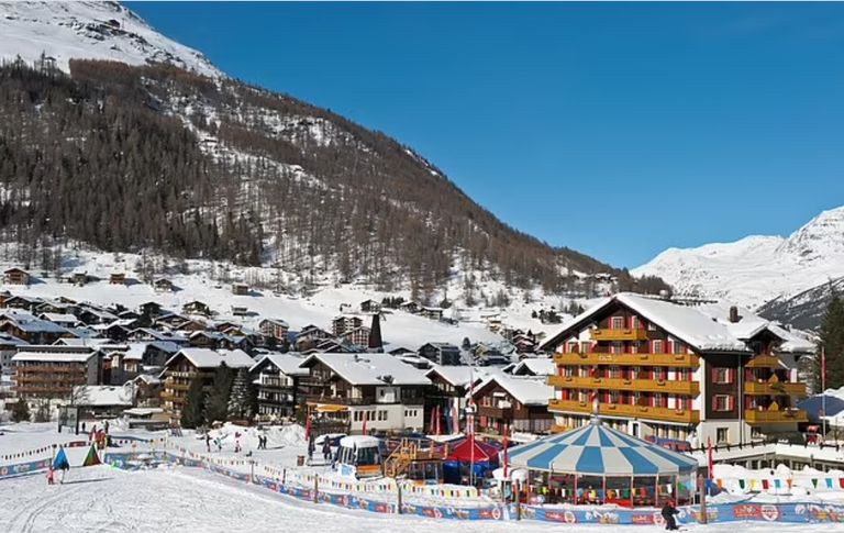 منتجع Saas-Fee البنايات الجليدية في الصين