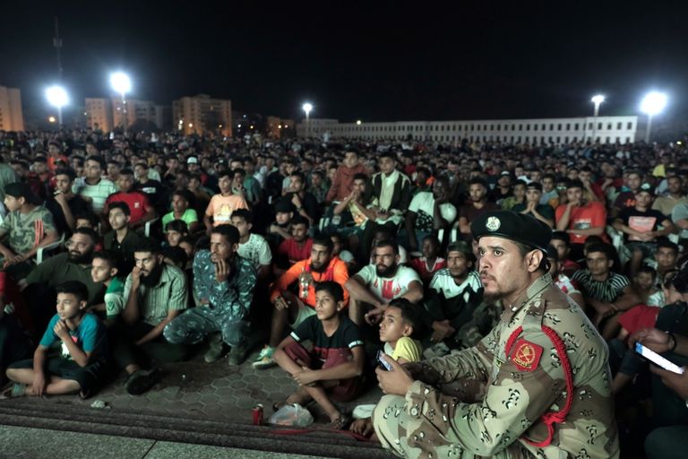 جمهور ليبيا يتابع اللقاء جمهور ليبيا يتابع اللقاء