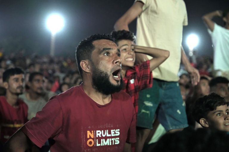 جمهور ليبيا يتابع اللقاء جمهور ليبيا يتابع اللقاء