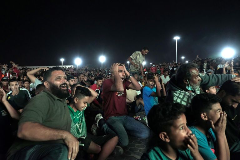 جمهور ليبيا يتابع اللقاء جمهور ليبيا يتابع اللقاء