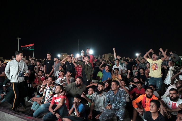 جمهور ليبيا يتابع اللقاء جمهور ليبيا يتابع اللقاء