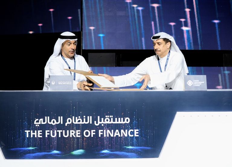 جانب من التوقيع